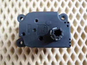 Моторчик заслонки отопителя Ford C-MAX 2003-2010,Focus II 2005-2008,Fusion 2002-2012,Fiesta 2001-2008,Galaxy 2006-2015,S-MAX 2006-2015,Mondeo IV 2007-2015,Focus II 2008-2011,Kuga 2008-2012,Fiesta 2008>,Focus III 2011> (3M5H19E616AB) — фото 2