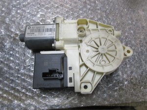 Моторчик стеклоподъемника задний правый Renault Megane III 2009-2016,Fluence 2010-2017 (827300013R) — фото 1