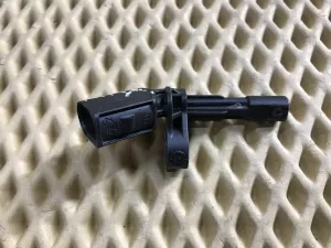 Датчик ABS задний правый VW Golf V 2003-2009,A3 [8PA] Sportback 2004-2013,Golf Plus 2005-2014,Passat [B6] 2005-2010,Touran 2003-2010,A3 [8P1] 2003-2013,Jetta 2006-2011,Octavia (A5 1Z-) 2004-2013,Leon (1P1) 2005-2013,Yeti 2009> (1K0927808) — фото 2