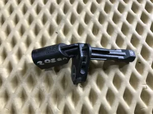 Датчик ABS задний левый VW Jetta 2011>,A3 [8PA] Sportback 2004-2013,Golf Plus 2005-2014,Passat [B6] 2005-2010,Golf V 2003-2009,Touran 2003-2010,A3 [8P1] 2003-2013,Jetta 2006-2011,Tiguan 2007-2011,Octavia (A5 1Z-) 2004-2013 (1K0927807 WHT003859) — фото 2