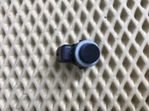 Датчик парковки Audi A3 [8V] 2013-2020 Audi A5/S5 (F5) 2017> Audi A6 (C8,4K) 2018> Audi A7 (4K8) 2018> Audi Q2 (GA) 2017> Audi Q3 (F3B) 2018> Audi Q3 (F3N) Sportback 2019> Audi Q5 [FY] 2017> Audi Q7 [4M] 2015> Audi Q8 (4MN) 2018> Audi TT(8S) 2015> Porsche 911 (991) 2012-2019 Porsche Cayenne 2017> Porsche Macan 2013> Porsche Panamera 2016> Seat Leon (5F) 2013-2020 Skoda Karoq 2017> Skoda Octavia (A7) 2013-2020 Skoda Superb 2015-2023 VW Amarok 2010> VW Arteon 2017> VW Crafter 2016> VW Jetta 2011-2018 VW Polo (RUS) 2020-2022 VW Teramont 2017> VW Touareg 2018> VW Touran(5T) 2016> VW Transporter T6 2015-2024 (5Q0919275C) — фото 1