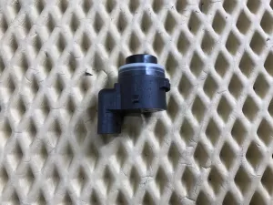 Датчик парковки Audi A3 [8V] 2013-2020 Audi A5/S5 (F5) 2017> Audi A6 (C8,4K) 2018> Audi A7 (4K8) 2018> Audi Q2 (GA) 2017> Audi Q3 (F3B) 2018> Audi Q3 (F3N) Sportback 2019> Audi Q5 [FY] 2017> Audi Q7 [4M] 2015> Audi Q8 (4MN) 2018> Audi TT(8S) 2015> Porsche 911 (991) 2012-2019 Porsche Cayenne 2017> Porsche Macan 2013> Porsche Panamera 2016> Seat Leon (5F) 2013-2020 Skoda Karoq 2017> Skoda Octavia (A7) 2013-2020 Skoda Superb 2015-2023 VW Amarok 2010> VW Arteon 2017> VW Crafter 2016> VW Jetta 2011-2018 VW Polo (RUS) 2020-2022 VW Teramont 2017> VW Touareg 2018> VW Touran(5T) 2016> VW Transporter T6 2015-2024 (5Q0919275C) — фото 2