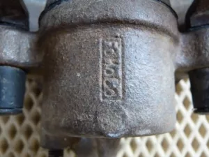 Суппорт тормозной передний правый Ford Focus II 2008-2011,Focus II 2005-2008,C-MAX 2003-2010,Mazda 5 (CR) 2005-2010,Mazda 3 (BK) 2002-2009,S40 2004-2012,V50 2004-2012,Kuga 2008-2012,Mazda 3 (BL) 2009-2013,Focus III 2011>,C-MAX 2010> (В СБОРЕ 1682875) — фото 11