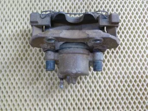 Суппорт тормозной передний правый Ford Focus II 2008-2011,Focus II 2005-2008,C-MAX 2003-2010,Mazda 5 (CR) 2005-2010,Mazda 3 (BK) 2002-2009,S40 2004-2012,V50 2004-2012,Kuga 2008-2012,Mazda 3 (BL) 2009-2013,Focus III 2011>,C-MAX 2010> (В СБОРЕ 1682875) — фото 9