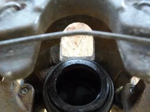 Суппорт тормозной передний левый Ford Focus III 2011>,Focus II 2005-2008,C-MAX 2003-2010,Mazda 5 (CR) 2005-2010,Mazda 3 (BK) 2002-2009,S40 2004-2012,V50 2004-2012,Focus II 2008-2011,Kuga 2008-2012,Mazda 3 (BL) 2009-2013,C-MAX 2010> (В СБОРЕ 1682876) — фото 4