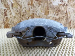 Суппорт тормозной передний левый Ford Focus III 2011>,Focus II 2005-2008,C-MAX 2003-2010,Mazda 5 (CR) 2005-2010,Mazda 3 (BK) 2002-2009,S40 2004-2012,V50 2004-2012,Focus II 2008-2011,Kuga 2008-2012,Mazda 3 (BL) 2009-2013,C-MAX 2010> (В СБОРЕ 1682876) — фото 1
