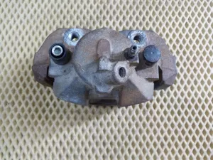 Суппорт тормозной передний левый Ford Focus III 2011>,Focus II 2005-2008,C-MAX 2003-2010,Mazda 5 (CR) 2005-2010,Mazda 3 (BK) 2002-2009,S40 2004-2012,V50 2004-2012,Focus II 2008-2011,Kuga 2008-2012,Mazda 3 (BL) 2009-2013,C-MAX 2010> (В СБОРЕ 1682876) — фото 9