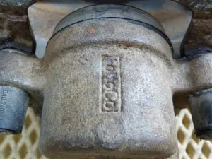 Суппорт тормозной передний левый Ford Focus III 2011>,Focus II 2005-2008,C-MAX 2003-2010,Mazda 5 (CR) 2005-2010,Mazda 3 (BK) 2002-2009,S40 2004-2012,V50 2004-2012,Focus II 2008-2011,Kuga 2008-2012,Mazda 3 (BL) 2009-2013,C-MAX 2010> (В СБОРЕ 1682876) — фото 12