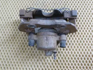 Суппорт тормозной передний левый Ford Focus III 2011>,Focus II 2005-2008,C-MAX 2003-2010,Mazda 5 (CR) 2005-2010,Mazda 3 (BK) 2002-2009,S40 2004-2012,V50 2004-2012,Focus II 2008-2011,Kuga 2008-2012,Mazda 3 (BL) 2009-2013,C-MAX 2010> (В СБОРЕ 1682876) — фото 10