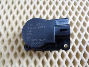 Моторчик заслонки отопителя Ford Focus III 2011>,Focus II 2005-2008,Fusion 2002-2012,C-MAX 2003-2010,Transit/Tourneo Custom 2012>,Fiesta 2001-2008,Galaxy 2006-2015,S-MAX 2006-2015,Mondeo IV 2007-2015,Focus II 2008-2011,Kuga 2008-2012 (AV6N19E616AA) — фото 1