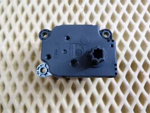 Моторчик заслонки отопителя Ford Focus III 2011>,Focus II 2005-2008,Fusion 2002-2012,C-MAX 2003-2010,Transit/Tourneo Custom 2012>,Fiesta 2001-2008,Galaxy 2006-2015,S-MAX 2006-2015,Mondeo IV 2007-2015,Focus II 2008-2011,Kuga 2008-2012 (AV6N19E616AA) — фото 2