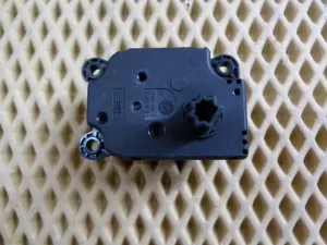 Моторчик заслонки отопителя Ford Focus III 2011>,Focus II 2005-2008,Fusion 2002-2012,C-MAX 2003-2010,Transit/Tourneo Custom 2012>,Fiesta 2001-2008,Galaxy 2006-2015,S-MAX 2006-2015,Mondeo IV 2007-2015,Focus II 2008-2011,Kuga 2008-2012 (AV6N19E616AA) — фото 2
