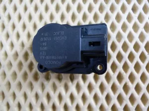 Моторчик заслонки отопителя Ford Focus III 2011>,Focus II 2005-2008,Fusion 2002-2012,C-MAX 2003-2010,Transit/Tourneo Custom 2012>,Fiesta 2001-2008,Galaxy 2006-2015,S-MAX 2006-2015,Mondeo IV 2007-2015,Focus II 2008-2011,Kuga 2008-2012 (AV6N19E616AA) — фото 1