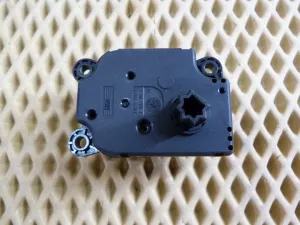 Моторчик заслонки отопителя Ford Focus III 2011>,Focus II 2005-2008,Fusion 2002-2012,C-MAX 2003-2010,Transit/Tourneo Custom 2012>,Fiesta 2001-2008,Galaxy 2006-2015,S-MAX 2006-2015,Mondeo IV 2007-2015,Focus II 2008-2011,Kuga 2008-2012 (AV6N19E616AA) — фото 3