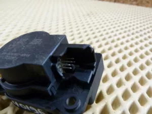 Моторчик заслонки отопителя Ford Focus III 2011>,Focus II 2005-2008,Fusion 2002-2012,C-MAX 2003-2010,Transit/Tourneo Custom 2012>,Fiesta 2001-2008,Galaxy 2006-2015,S-MAX 2006-2015,Mondeo IV 2007-2015,Focus II 2008-2011,Kuga 2008-2012 (AV6N19E616AA) — фото 2