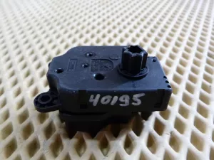 Моторчик заслонки отопителя Ford Focus III 2011>,Focus II 2005-2008,Fusion 2002-2012,C-MAX 2003-2010,Transit/Tourneo Custom 2012>,Fiesta 2001-2008,Galaxy 2006-2015,S-MAX 2006-2015,Mondeo IV 2007-2015,Focus II 2008-2011,Kuga 2008-2012 (AV6N19E616AA) — фото 3