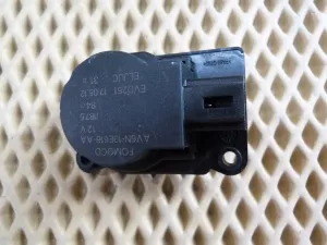Моторчик заслонки отопителя Ford Focus III 2011>,Focus II 2005-2008,Fusion 2002-2012,C-MAX 2003-2010,Transit/Tourneo Custom 2012>,Fiesta 2001-2008,Galaxy 2006-2015,S-MAX 2006-2015,Mondeo IV 2007-2015,Focus II 2008-2011,Kuga 2008-2012 (AV6N19E616AA) — фото 1