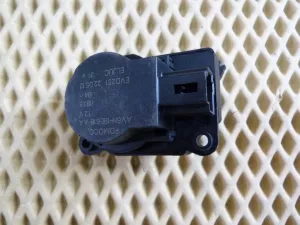 Моторчик заслонки отопителя Ford Focus III 2011>,Focus II 2005-2008,Fusion 2002-2012,C-MAX 2003-2010,Transit/Tourneo Custom 2012>,Fiesta 2001-2008,Galaxy 2006-2015,S-MAX 2006-2015,Mondeo IV 2007-2015,Focus II 2008-2011,Kuga 2008-2012 (AV6N19E616AA) — фото 1