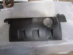Накладка декоративная Peugeot 308 I 2007-2015,C4 2005-2011,207 2006-2013,C4 Grand Picasso 2006-2014,Partner Tepee(B9) 2008-2018,3008 2010-2016,Berlingo (NEW) (B9) 2008>,C4 II 2011>,DS4 2011-2015,DS3 2009-2015,C3 2009-2016 (НА ДВИГАТЕЛЬ V758590680) — фото 1