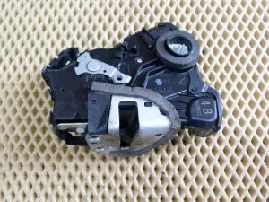 Замок двери задней правой Toyota Camry V40 2006-2011,Corolla E15 2006-2013,Land Cruiser (150)-Prado 2009>,Highlander II 2007-2013,GX460 2009>,Camry V50 2011>,RAV 4 2013>,ES 2012>,4 Runner 2009> (6905033120) — фото 3
