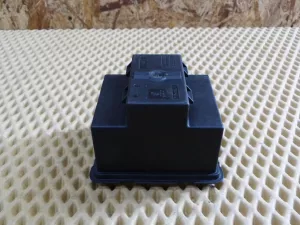 Крышка блока реле Audi A3 [8P1] 2003-2013 Audi A3 [8PA] Sportback 2004-2013 Audi Q3 (8U) 2012-2018 Skoda Octavia (A5 1Z-) 2004-2013 VW Caddy III 2004-2015 VW Golf V 2003-2009 VW Jetta 2005-2011 VW Passat [B6] 2005-2010 VW Passat [B7] 2011-2015 VW Passat CC 2008-2017 VW Sharan 2010> VW Touran 2003-2010 (7N0937311) — фото 2