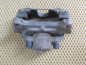 Суппорт тормозной передний правый VW Jetta 2006-2011,A3 [8PA] Sportback 2004-2013,Caddy III 2004-2015,Golf Plus 2005-2014,Passat [B6] 2005-2010,Golf V 2003-2009,Touran 2003-2010,A3 [8P1] 2003-2013,Octavia (A5 1Z-) 2004-2013 (В СБОРЕ 1K0615124E) — фото 11