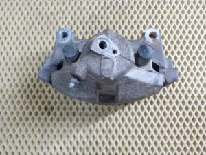Суппорт тормозной передний правый VW Jetta 2006-2011,A3 [8PA] Sportback 2004-2013,Caddy III 2004-2015,Golf Plus 2005-2014,Passat [B6] 2005-2010,Golf V 2003-2009,Touran 2003-2010,A3 [8P1] 2003-2013,Octavia (A5 1Z-) 2004-2013 (В СБОРЕ 1K0615124E) — фото 9