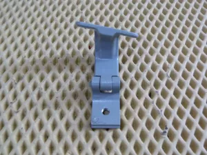 Петля двери багажника Seat Toledo IV 2013-2019;Octavia (A7) 2013-2020;Rapid 2013-2020;Superb 2015> (ЛЕВАЯ 5E0827301A) — фото 1