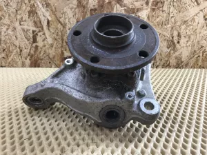 Кулак поворотный передний правый VW Passat [B6] 2005-2010,A3 [8PA] Sportback 2004-2013,Leon (1P1) 2005-2013,Passat CC 2008-2017,Passat [B7] 2011-2015,Sharan 2010>,Alhambra 2010> (3C0407254F) — фото 2