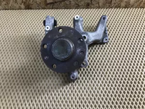 Кулак поворотный задний левый VW Passat [B6] 2005-2010,Tiguan 2007-2011,TT(8J) 2006-2015,Passat CC 2008-2017,EOS 2006-2015,Scirocco 2008-2017,Yeti 2009>,Passat [B7] 2011-2015,Tiguan 2011-2016,Q3 2012>,Sharan 2010>,Alhambra 2010> (ПЕРЕДНИЙ ПРИВОД 3C0505435F) — фото 1