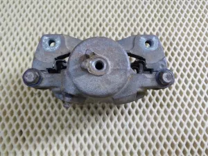 Суппорт тормозной передний правый Chevrolet Lacetti 2003-2013,Nubira 1997-1999,Aveo (T200) 2003-2008,Nubira 1999-2003,Gentra II 2013-2015,Nubira 2003-2007 (В СБОРЕ 96549789) — фото 11