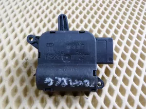 Моторчик заслонки отопителя VW Touareg 2002-2010,Transporter T5 2003-2015,Cayenne 2003-2010 (0132801320) — фото 1
