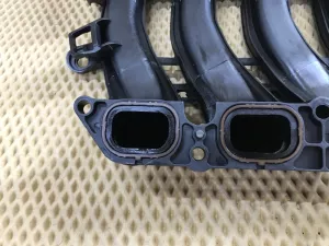 Коллектор впускной Renault Megane III 2009-2016,Megane II 2003-2009,Scenic II 2003-2009,Laguna II 2001-2008,Clio III 2005-2012,Laguna III 2008-2015,Modus 2004-2012,Fluence 2010-2017,Scenic III 2009-2015 (8201002705A 8200647713) — фото 15
