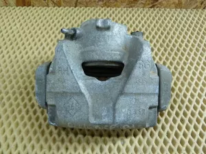 Суппорт тормозной передний правый Renault Megane III 2009-2016,Fluence 2010-2017,Scenic III 2009-2015,Duster 2012>,Kaptur 2016> (В СБОРЕ 410010303R) — фото 5