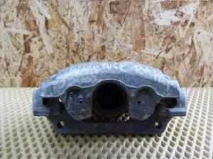 Суппорт тормозной передний правый Renault Megane III 2009-2016,Fluence 2010-2017,Scenic III 2009-2015,Duster 2012>,Kaptur 2016> (В СБОРЕ 410010303R) — фото 1