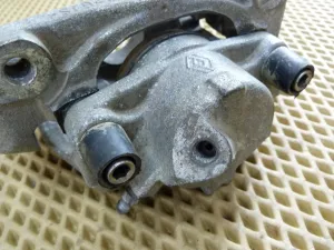 Суппорт тормозной передний правый Renault Megane III 2009-2016,Fluence 2010-2017,Scenic III 2009-2015,Duster 2012>,Kaptur 2016> (В СБОРЕ 410010303R) — фото 10