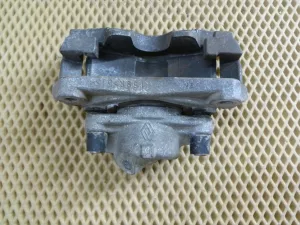 Суппорт тормозной передний правый Renault Megane III 2009-2016,Fluence 2010-2017,Scenic III 2009-2015,Duster 2012>,Kaptur 2016> (В СБОРЕ 410010303R) — фото 9