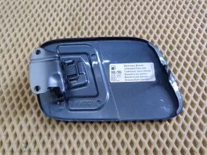 Лючок бензобака VW Touareg 2002-2010 (7L6809905B) — фото 7