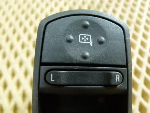 Блок управления стеклоподъемниками Opel Corsa D 2006-2015 (НА 2 ДВЕРИ + РЕГУЛИРОВКА ЗЕРКАЛ 13258521 6240509) — фото 2