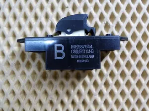 Кнопка стеклоподъемника задняя правая Mitsubishi ASX 2010> (MR587944) — фото 2