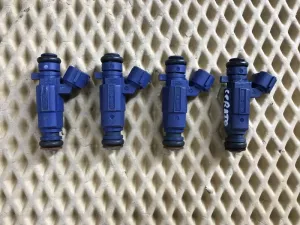 Форсунка инжекторная электрическая Hyundai Coupe (GK) 2002-2009 Hyundai Elantra 2000-2010 Hyundai Elantra 2006-2011 Hyundai Elantra 2011-2016 Hyundai Elantra 2016-2020 Hyundai i20 2008-2014 Hyundai i30 2007-2012 Hyundai i30 2012-2017 Hyundai ix20 2010-2019 Hyundai Solaris 2010-2017 Kia Carens 2006-2012 Kia Ceed 2007-2012 Kia Ceed 2012-2018 Kia Cerato 2004-2008 Kia Cerato 2009-2013 Kia Cerato 2013-2020 Kia RIO 2011-2017 Kia Soul 2009-2014 Kia Venga 2010-2018 (КОМПЛЕКТ 353102B000) — фото 1