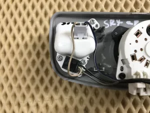 Плафон салонный Cadillac SRX 2003-2009 (СРЕДНИЙ С УПРАВЛЕНИЕМ КОНДИЦИОНЕРА 21996233 89026119) — фото 6