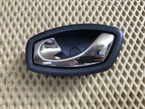 Ручка внутренняя двери левая Renault Megane III 2009-2016,Fluence 2010-2017,Scenic III 2009-2015,Latitude 2010-2015,Clio IV 2012> (826730001R) — фото 1