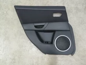 Обшивка двери задней левой Mazda 3 (BK) 2002-2009 (СЕДАН ХЕТЧБЭК ЭЛЕКТРИКА B36D6855YA02) — фото 1