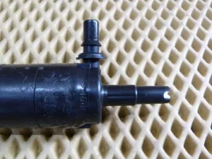 Насос омывателя фар VW Tiguan 2007-2011 (6R0955681) — фото 2