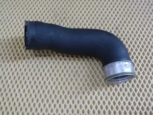 Патрубок интеркулера VW Tiguan 2007-2011 VW Tiguan 2011-2016 (5N0145834A) — фото 1