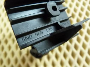 Кронштейн VW Tiguan 2007-2011 (БАЧКА ОМЫВАТЕЛЯ ЛОБОВОГО СТЕКЛА 5N0955195) — фото 4
