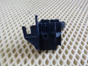 Кронштейн VW Tiguan 2007-2011 (БАЧКА ОМЫВАТЕЛЯ ЛОБОВОГО СТЕКЛА 5N0955195) — фото 3