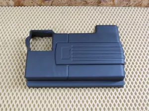 Крышка АКБ VW Tiguan 2016> (VW Tiguan MK2 2016-2022 VW Passat B8 2015-2022 VW Golf Sportsvan 2013-2018 VW Golf MK7 2015-2022 VW Touran 2015-2022 Seat Leon МК3 2013-2022 Seat Ateca 2016-2022 НЕ ОРИГИНАЛ!) — фото 1