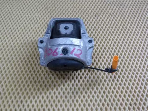 Опора двигателя левая Audi A4 [B8] 2007-2015 Audi A4 [B8] Allroad 2009-2015 Audi A5/S5 [8F] Cabrio 2010-2016 Audi A5/S5 [8T] Coupe/Sportback 2007-2016 Audi A6 [C7,4G] 2011-2018 Audi Q5 [8R] 2008-2017 (8K0199381NQ) — фото 1